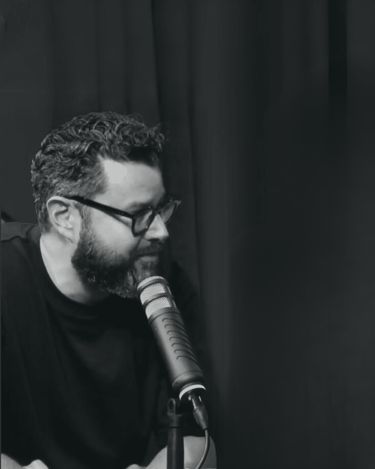 Dans l'épisode 5 de La Vigie, Vincent Furlan partage son parcours entrepreneurial et sa vision novatrice du recrutement. Fondateur de Feelinks, un cabinet de recrutement basé à Toulouse, il revient sur les motivations qui l'ont poussé à créer une entreprise plaçant l'humain au cœur de ses préoccupations.